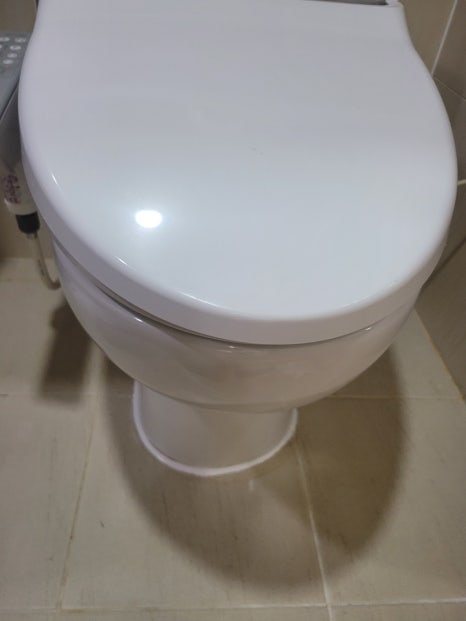 시공 후: 변기가 새로 설치되어 바닥과 이음매가 깔끔한 모습