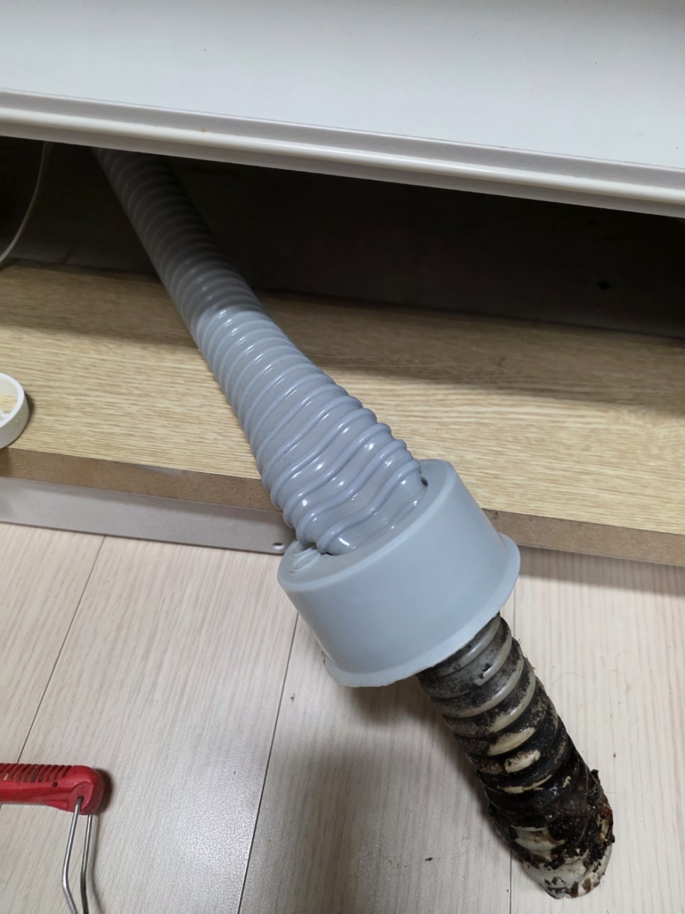 내시경 카메라 케이블을 배수관 안으로 넣어 점검하는 모습