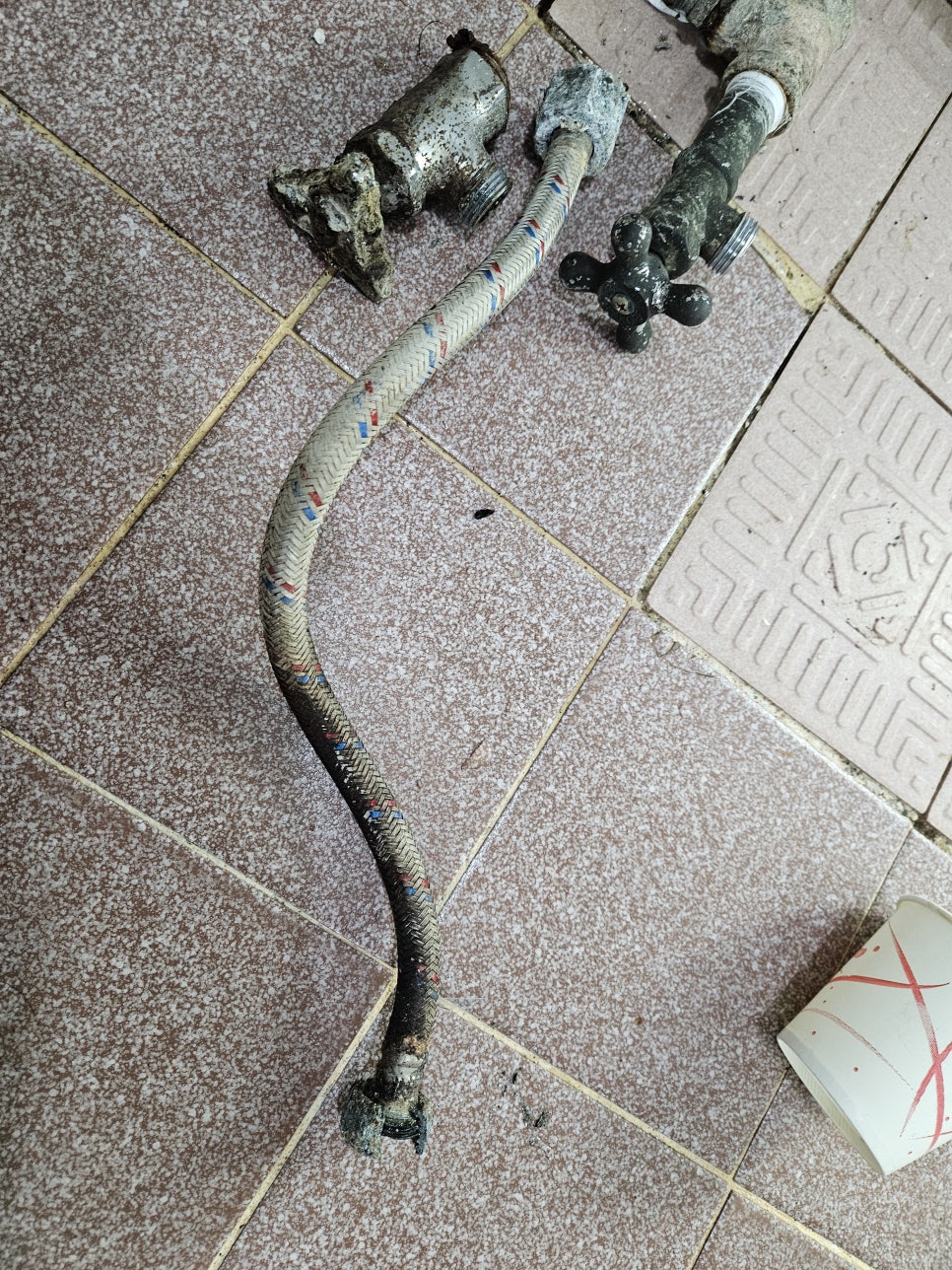 새로 연결한 급수 배관이 벽면과 바닥에 놓인 모습