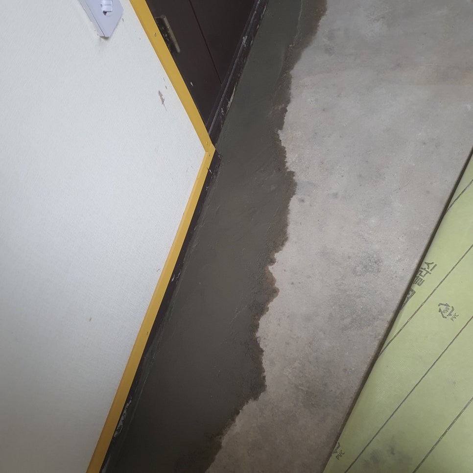 공사를 마친 뒤 정리된 복도 바닥의 모습